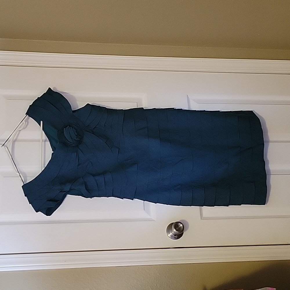 London Times Petites Women's Dark Green Ruffle Dress with Flower Size 12P NWOT